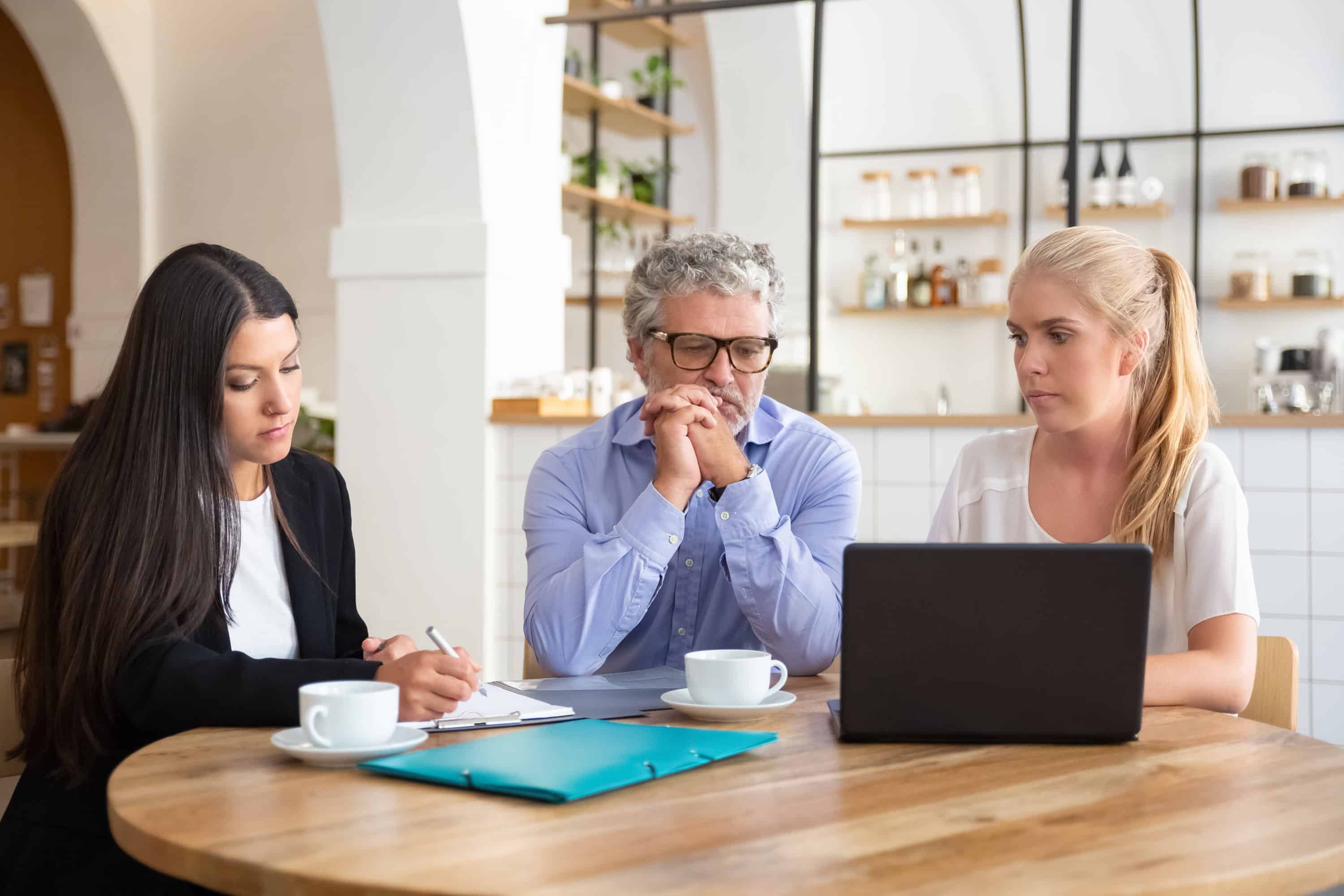 Business colleagues or partners meeting at co-working avocats-couple-réunion
