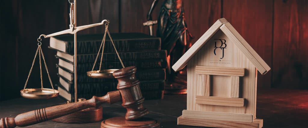 Balance de la justice et maison en bois pour une vente aux enchères